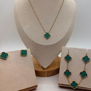 Elegant Gold and Green Clover Jewelry Set